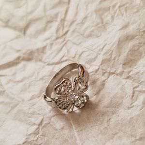 Four leaf clover ring